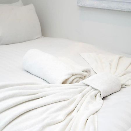 Cozy Single Level Flat With Parking Leilighet Enfield Eksteriør bilde