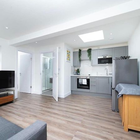 Cozy Single Level Flat With Parking Leilighet Enfield Eksteriør bilde