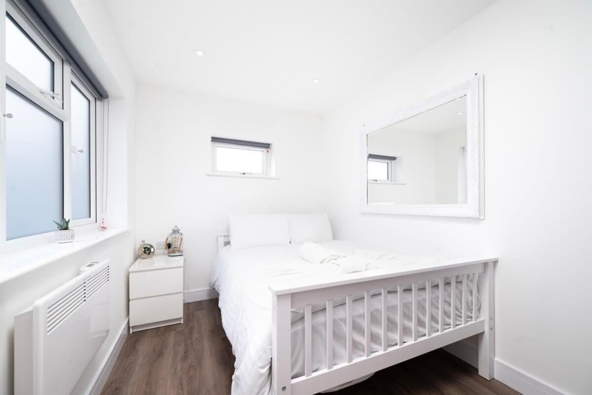 Cozy Single Level Flat With Parking Leilighet Enfield Eksteriør bilde
