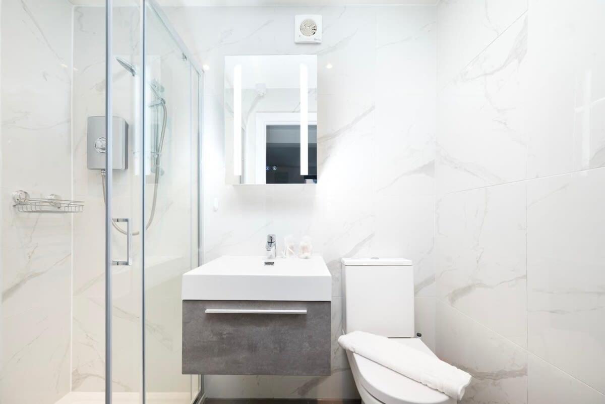 Cozy Single Level Flat With Parking Leilighet Enfield Eksteriør bilde