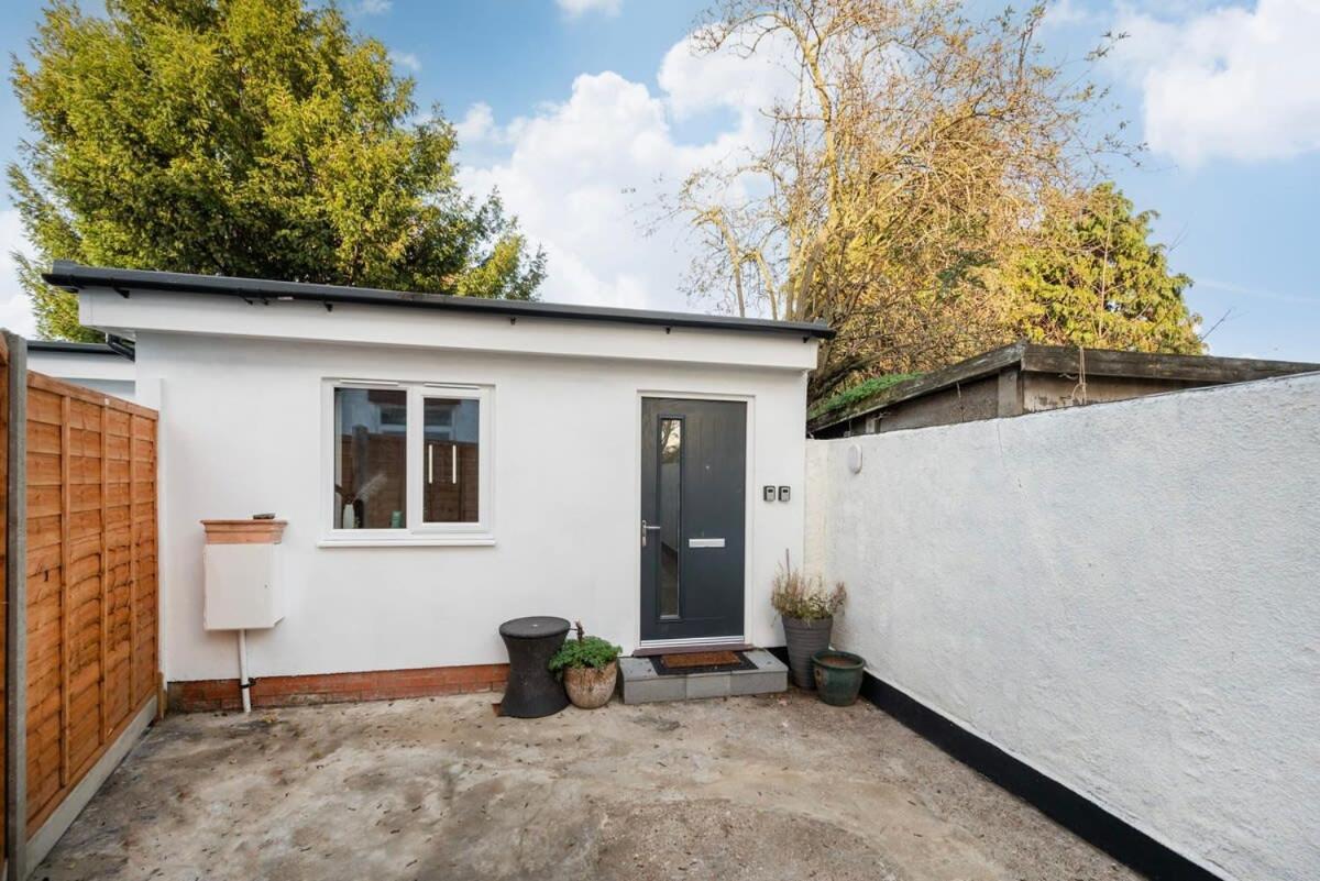 Cozy Single Level Flat With Parking Leilighet Enfield Eksteriør bilde