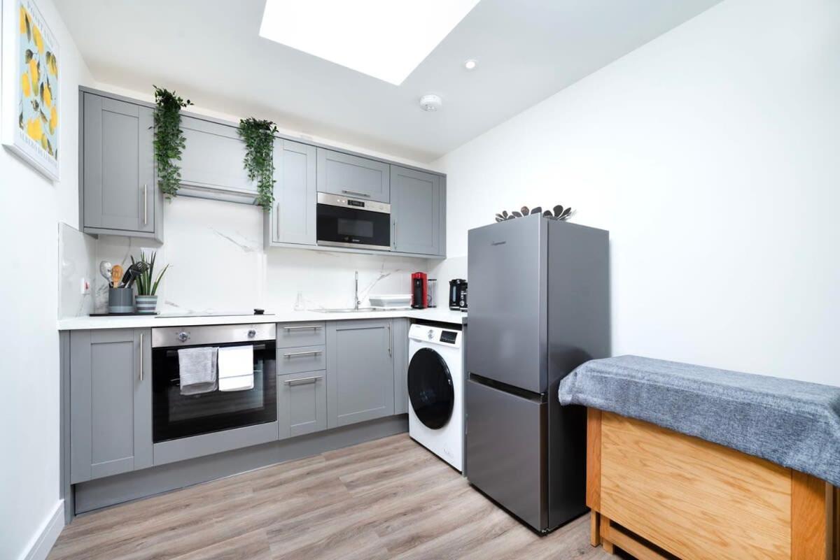 Cozy Single Level Flat With Parking Leilighet Enfield Eksteriør bilde