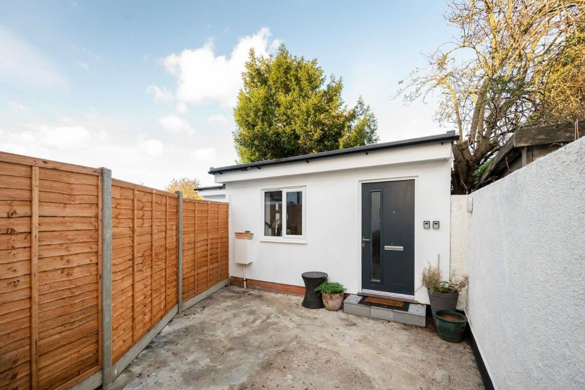 Cozy Single Level Flat With Parking Leilighet Enfield Eksteriør bilde