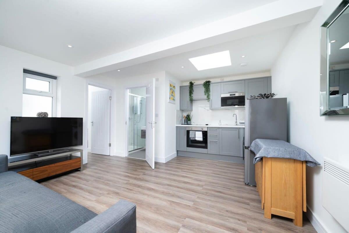 Cozy Single Level Flat With Parking Leilighet Enfield Eksteriør bilde