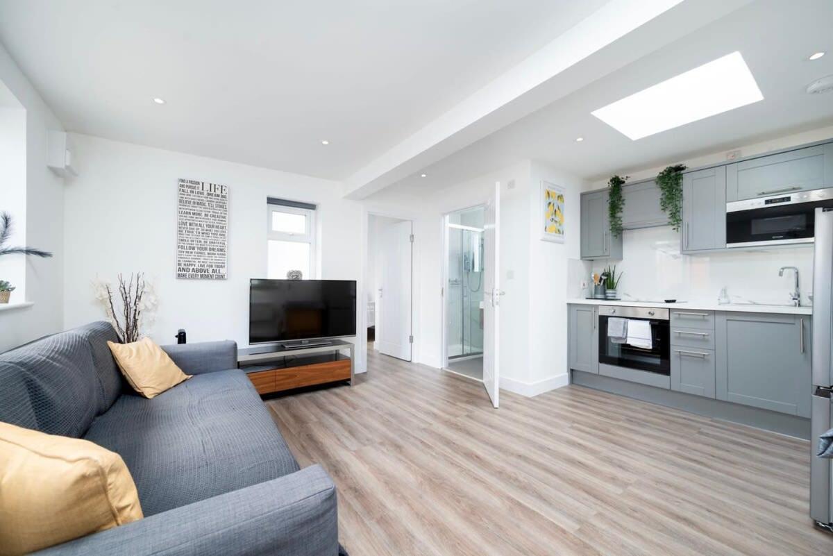 Cozy Single Level Flat With Parking Leilighet Enfield Eksteriør bilde