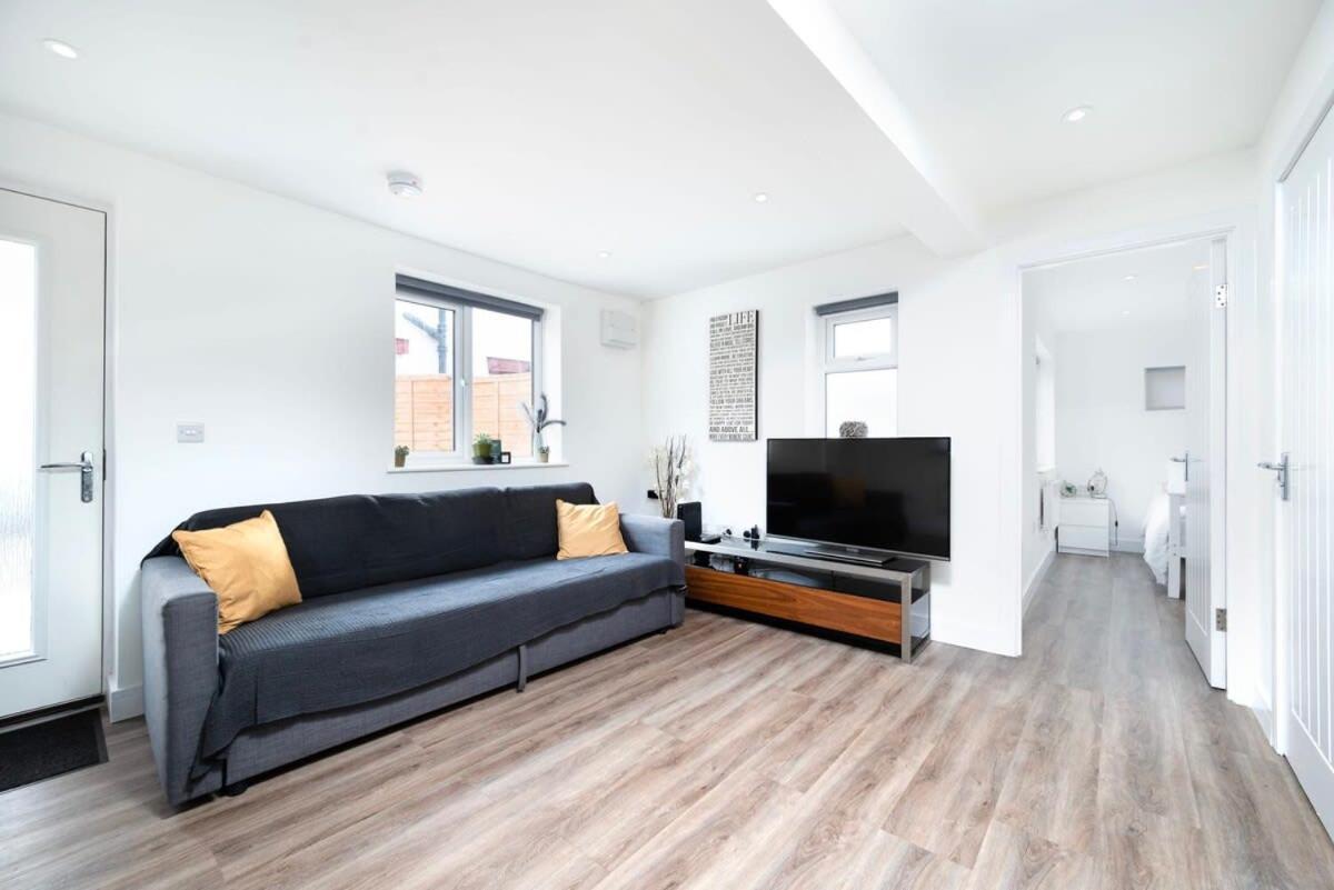 Cozy Single Level Flat With Parking Leilighet Enfield Eksteriør bilde
