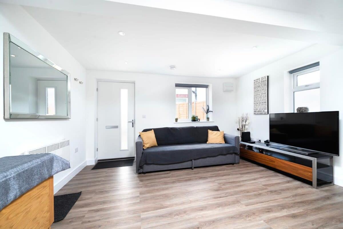 Cozy Single Level Flat With Parking Leilighet Enfield Eksteriør bilde